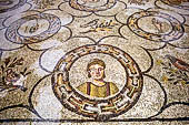 Aquileia (Udine) - l'interno della basilica patriarcale (XI e XIV sec), dettaglio di figura di donna della parte centrale del mosaico pavimentale (IV sec).